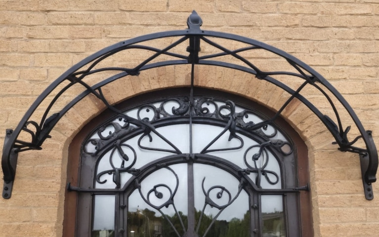 Marquise de porte en fer et porte en fer