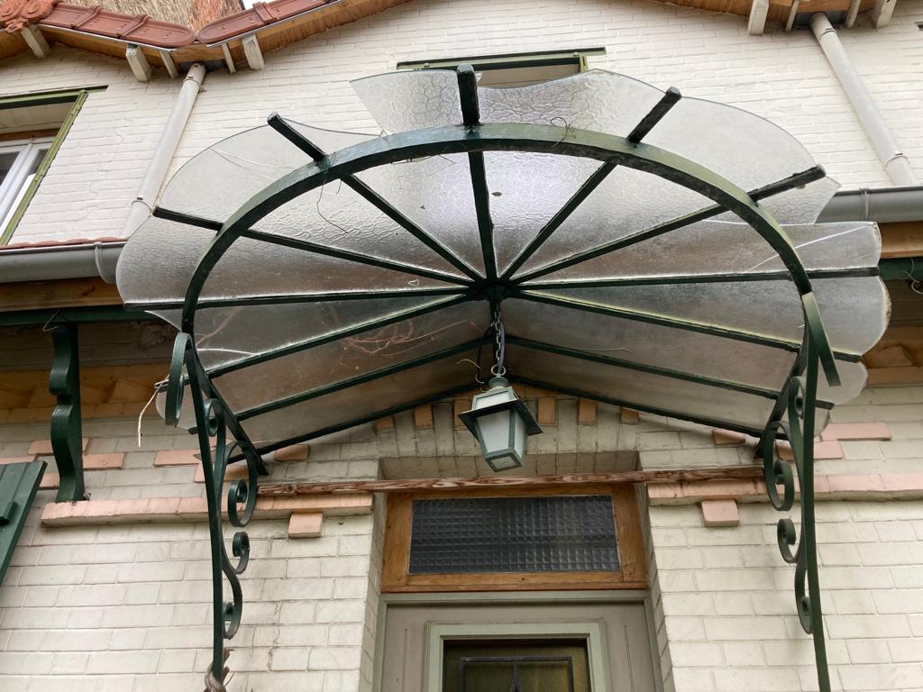 Le vitrage protège la porte des agressions extérieure