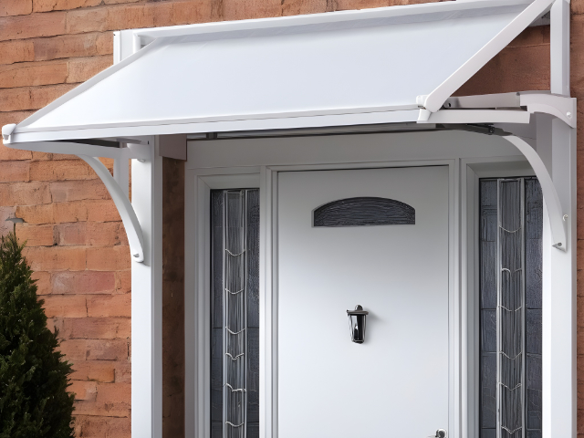 une marquise de porte blanche