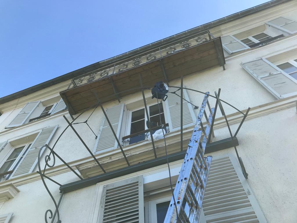 Installation professionnelle de Marquise de porte.