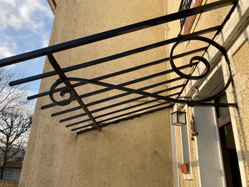 La structure métallique est caractéristique d'une marquise